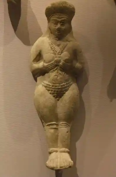 Pubic triangles on female clay figurines